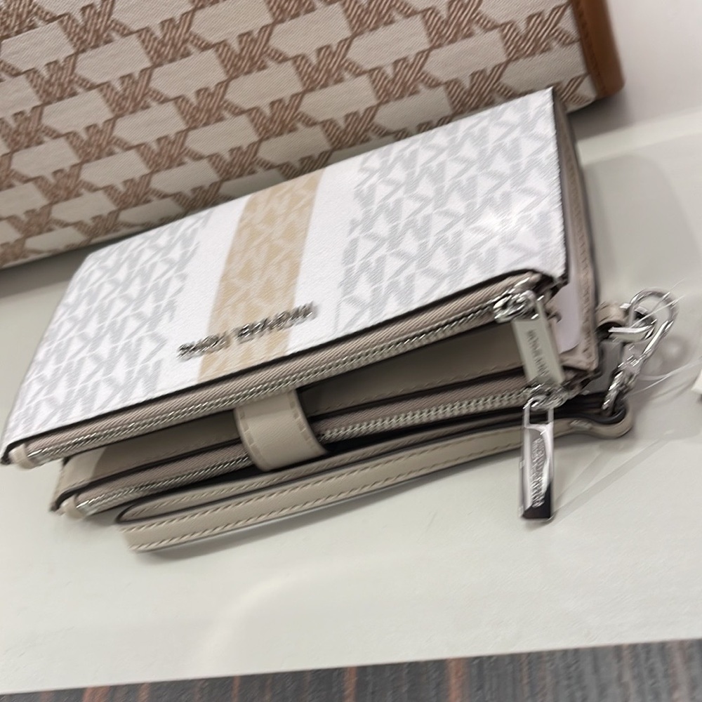 MICHAEL KORS LARGE DOUBLE ZIP WRISTLET
Light Sand Multi - Picture 12 of 16